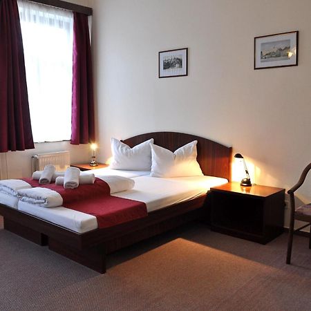 Hotel U Bileho Kone Локет Стая снимка