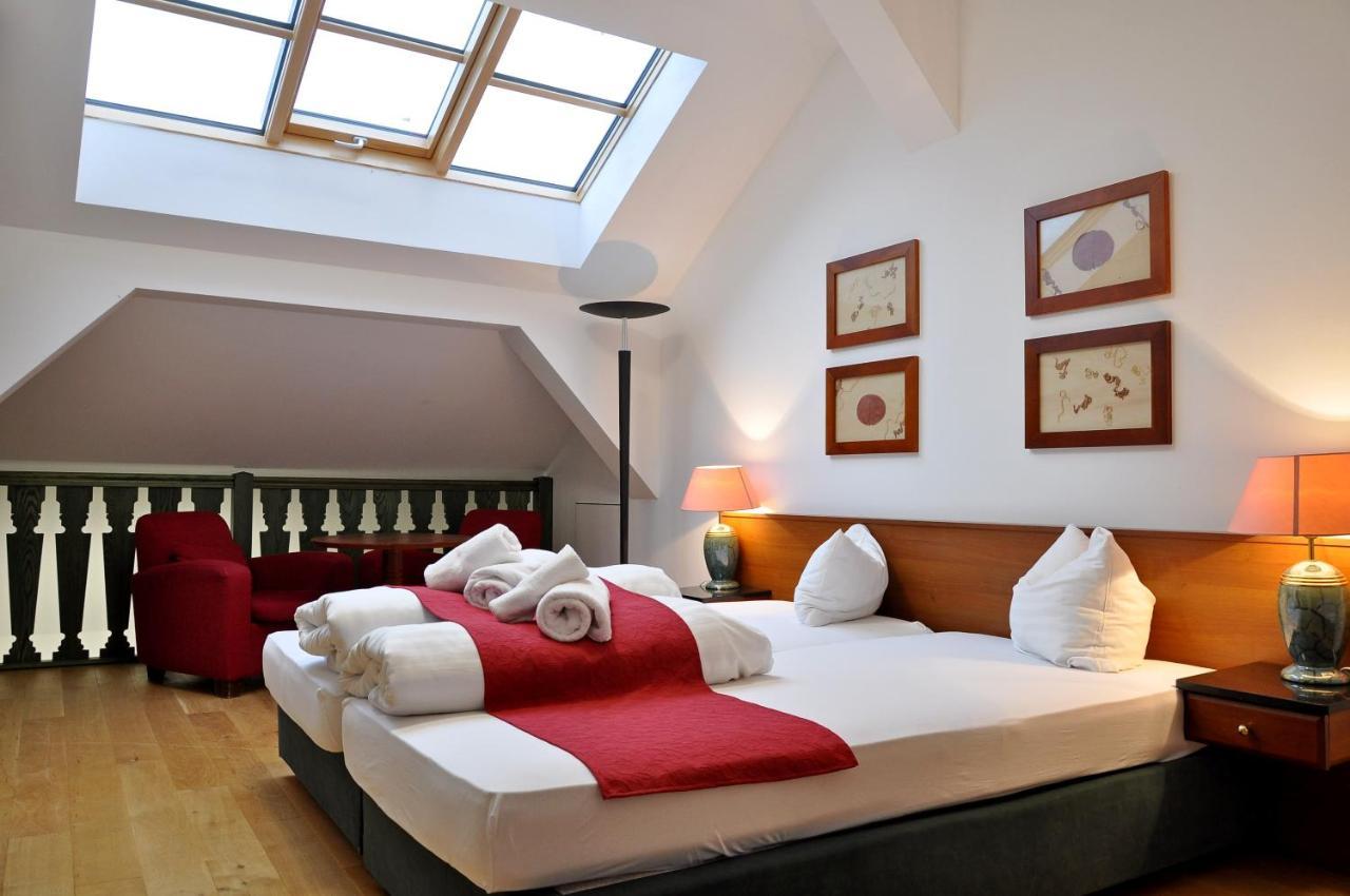 Hotel U Bileho Kone Локет Екстериор снимка