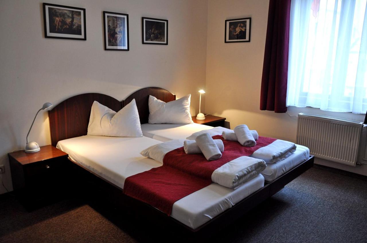 Hotel U Bileho Kone Локет Екстериор снимка