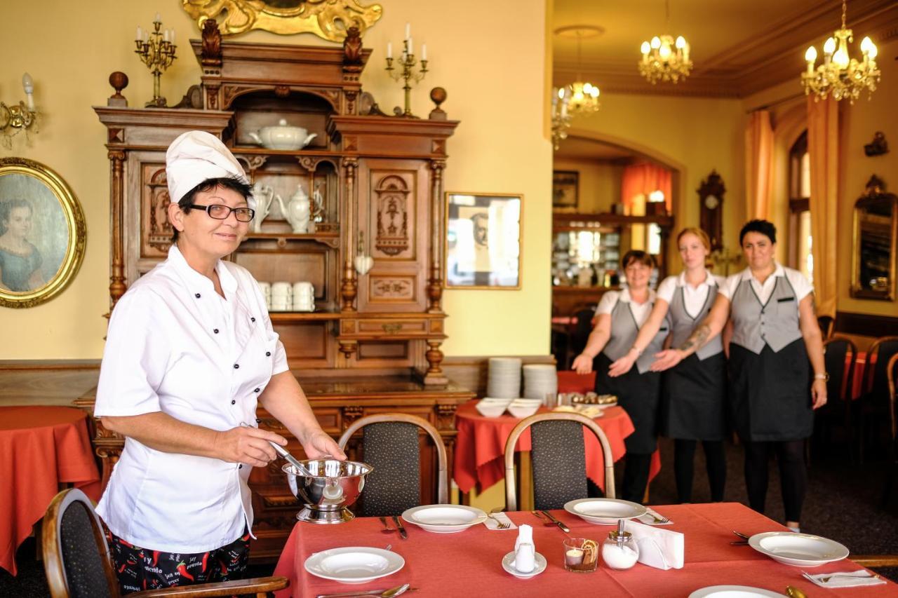Hotel U Bileho Kone Локет Екстериор снимка