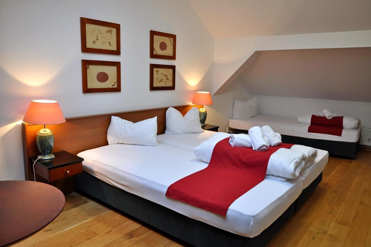 Hotel U Bileho Kone Локет Екстериор снимка