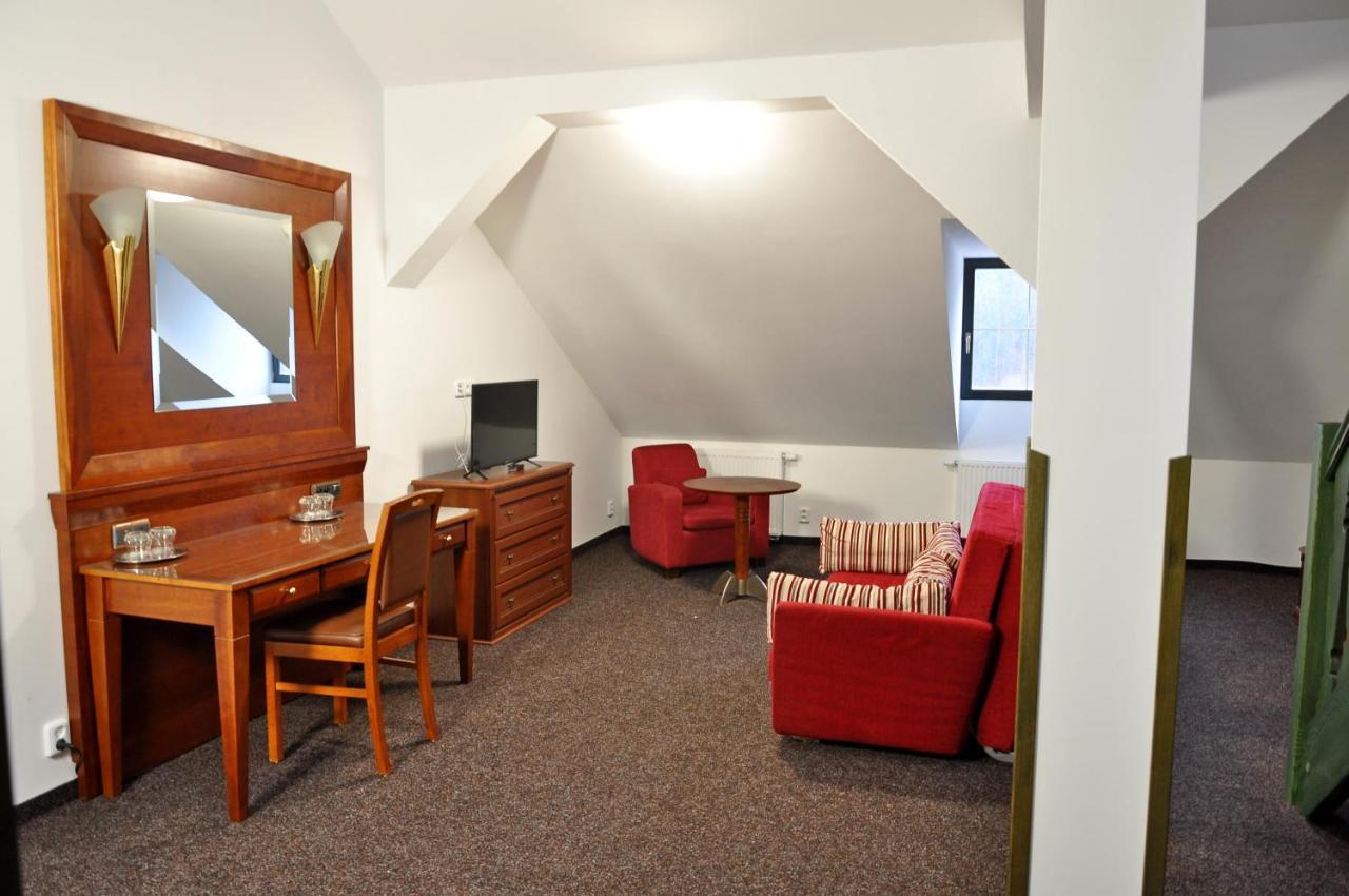 Hotel U Bileho Kone Локет Екстериор снимка