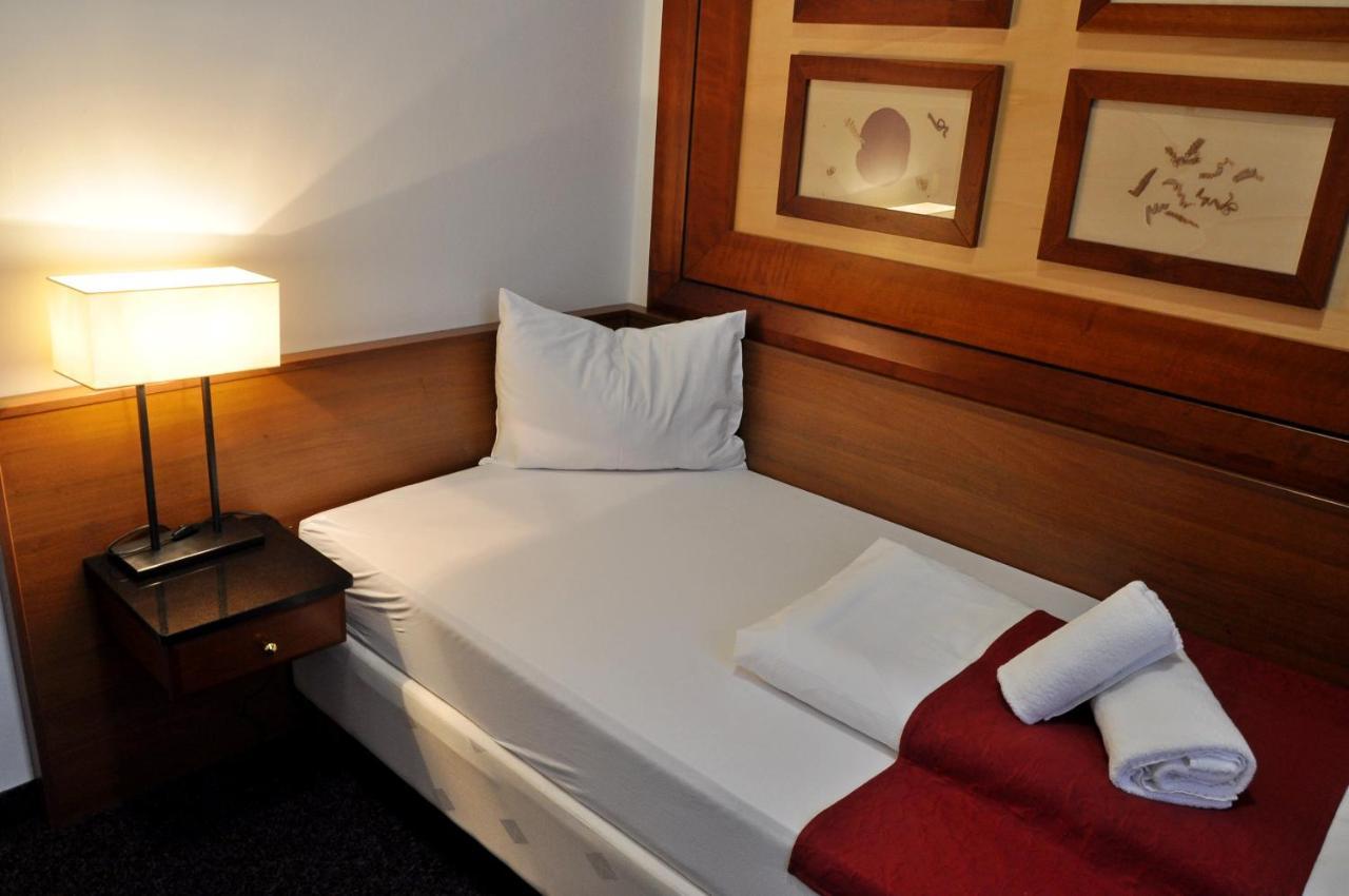 Hotel U Bileho Kone Локет Екстериор снимка
