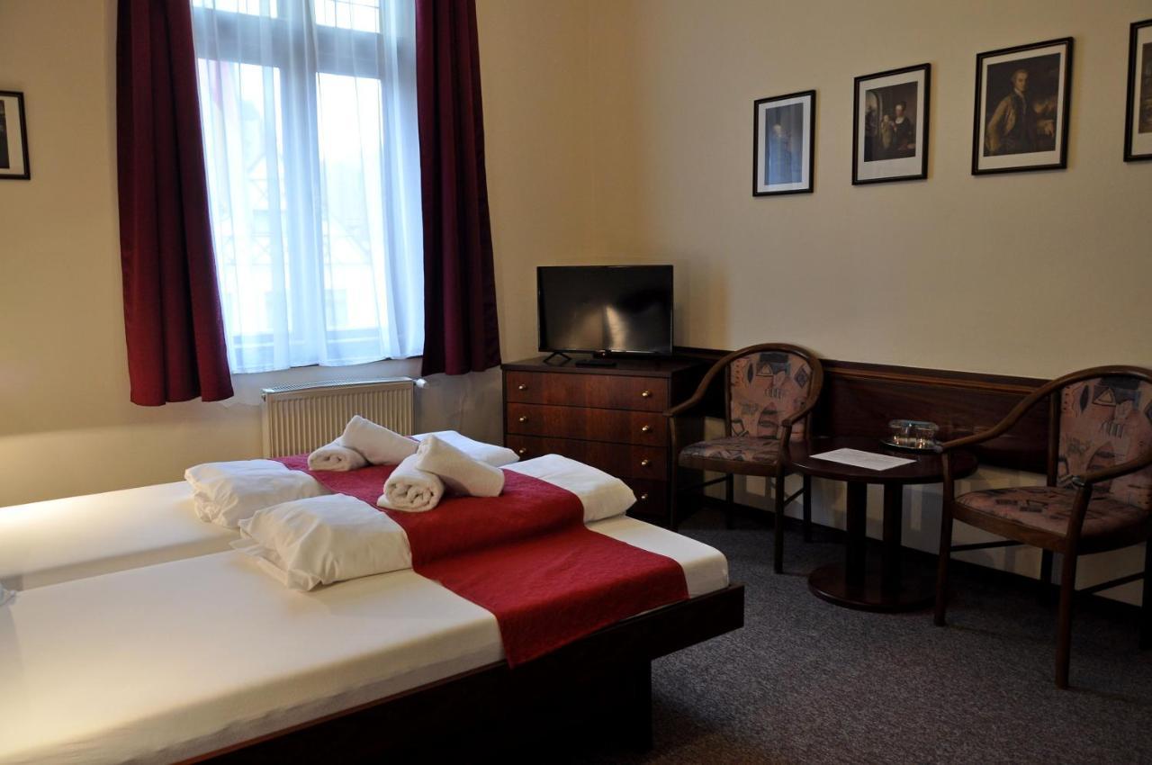 Hotel U Bileho Kone Локет Стая снимка