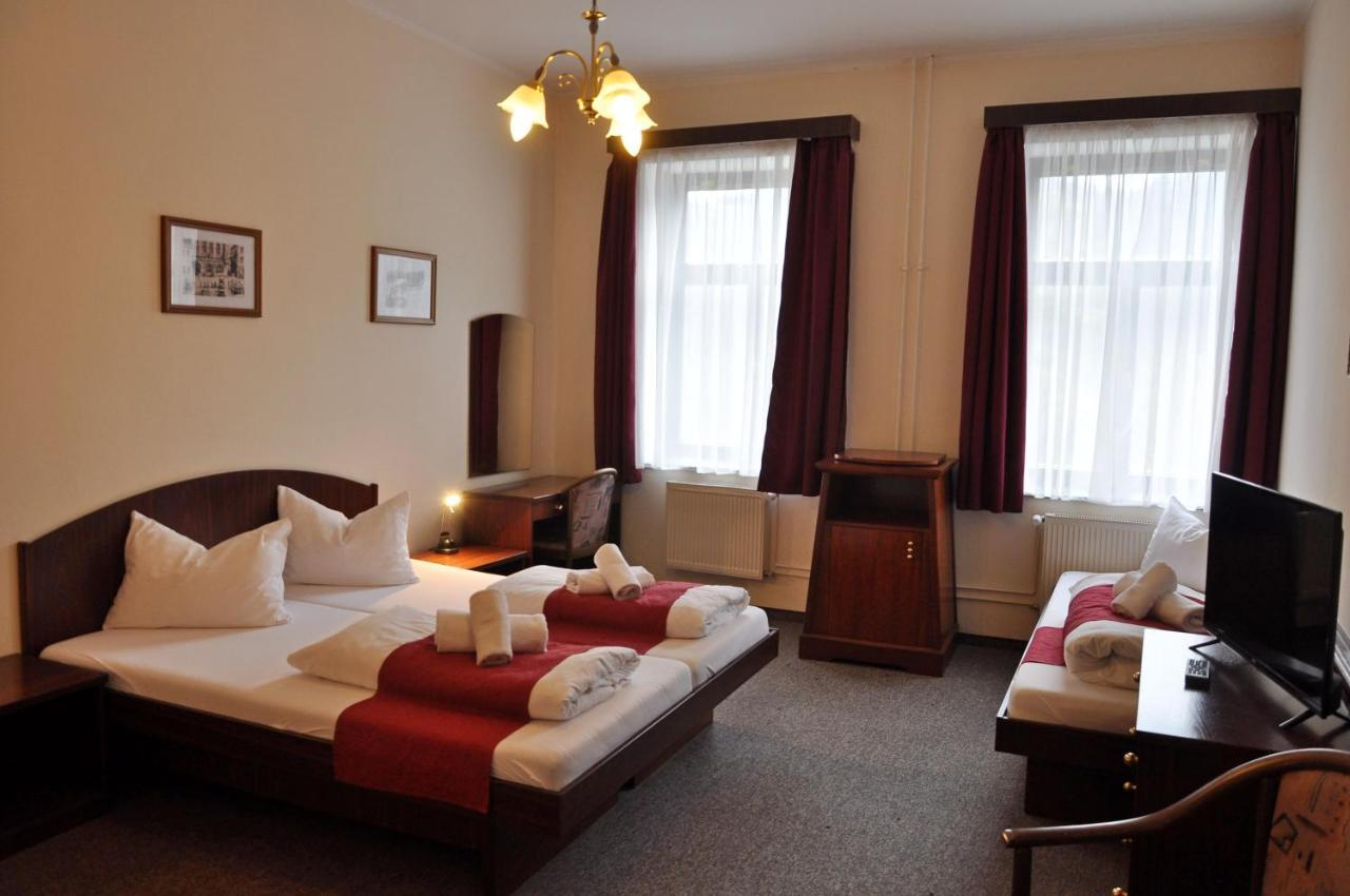 Hotel U Bileho Kone Локет Стая снимка