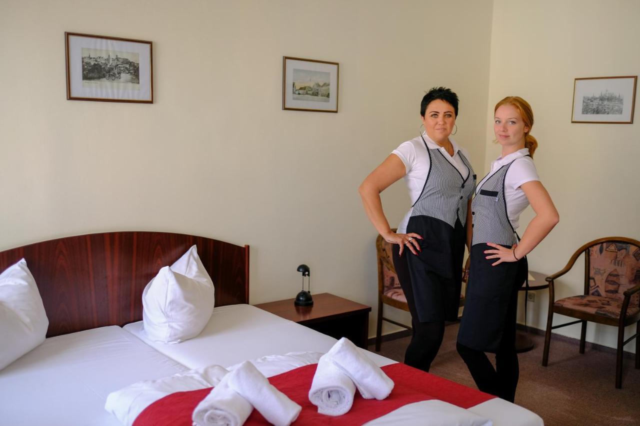 Hotel U Bileho Kone Локет Екстериор снимка