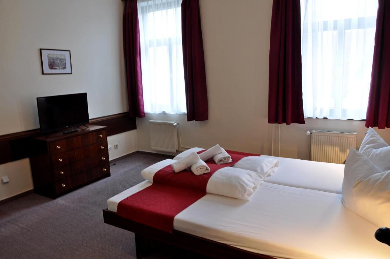 Hotel U Bileho Kone Локет Стая снимка