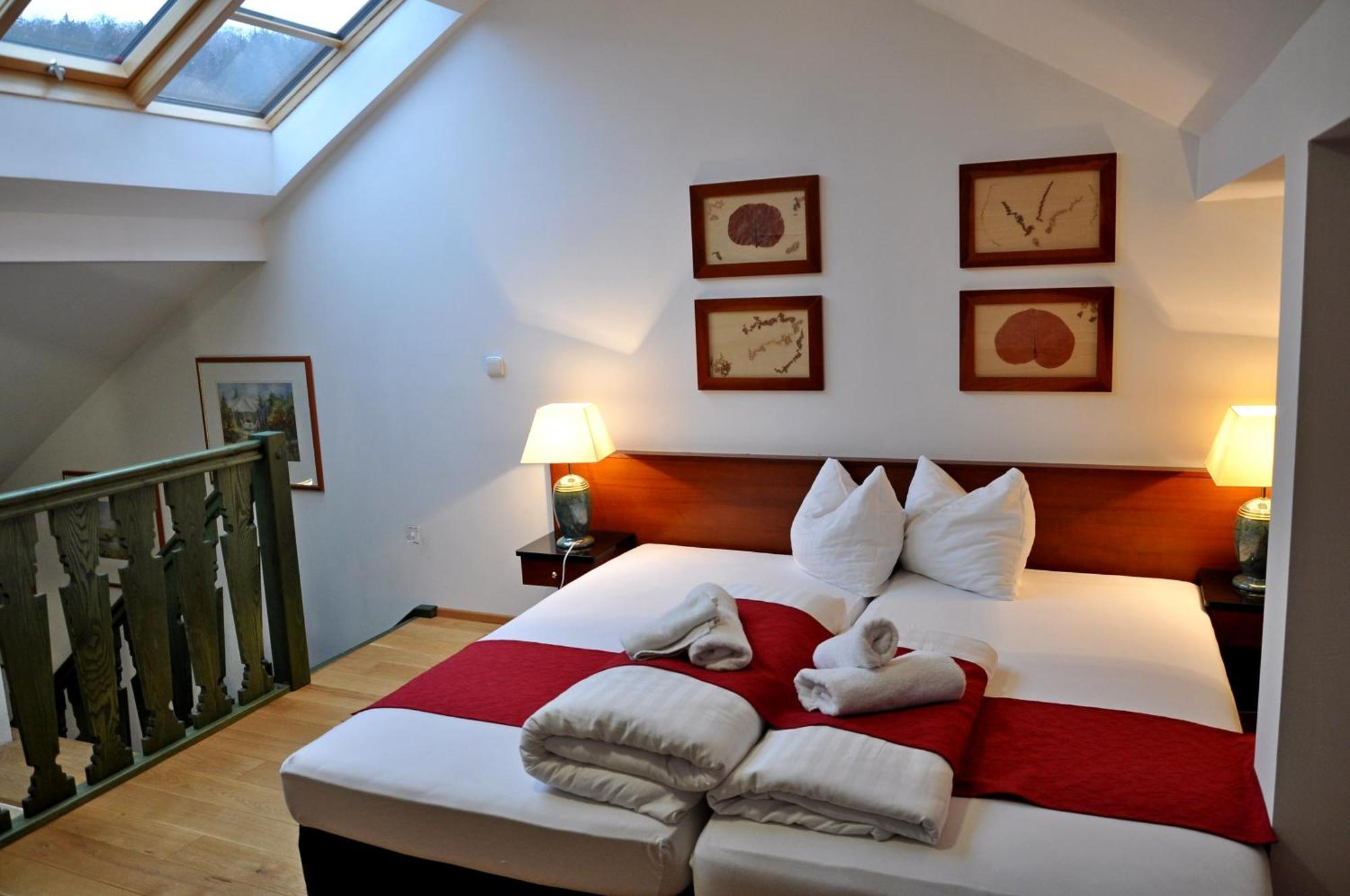 Hotel U Bileho Kone Локет Стая снимка