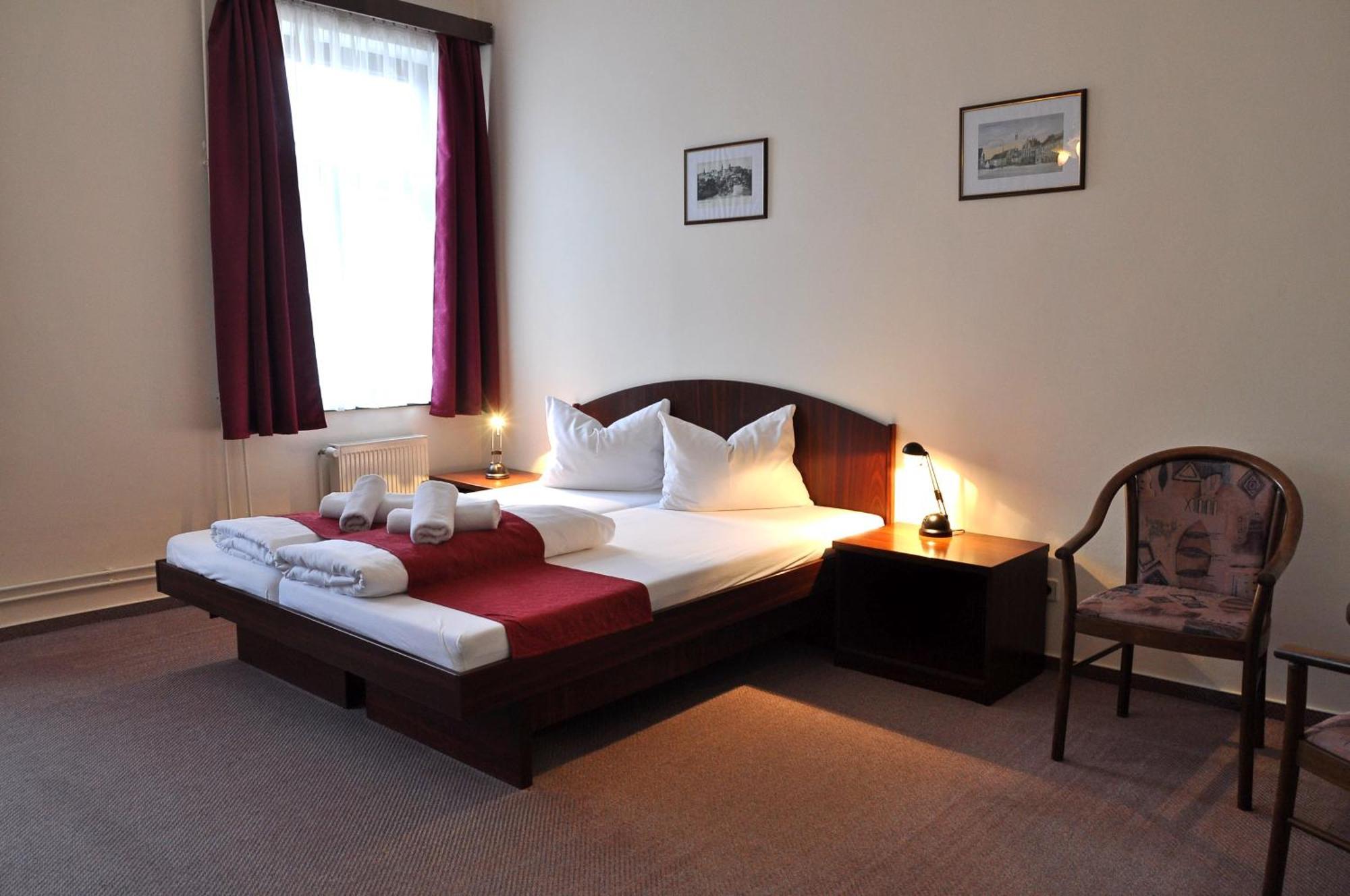 Hotel U Bileho Kone Локет Стая снимка