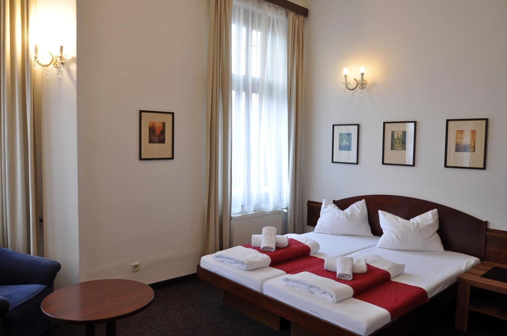 Hotel U Bileho Kone Локет Стая снимка