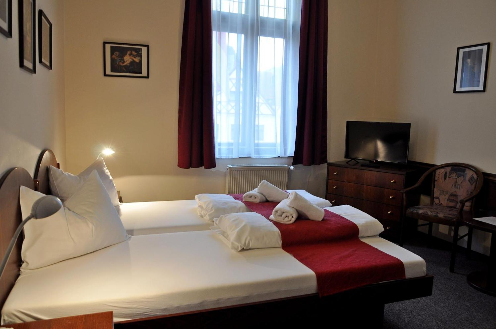 Hotel U Bileho Kone Локет Стая снимка