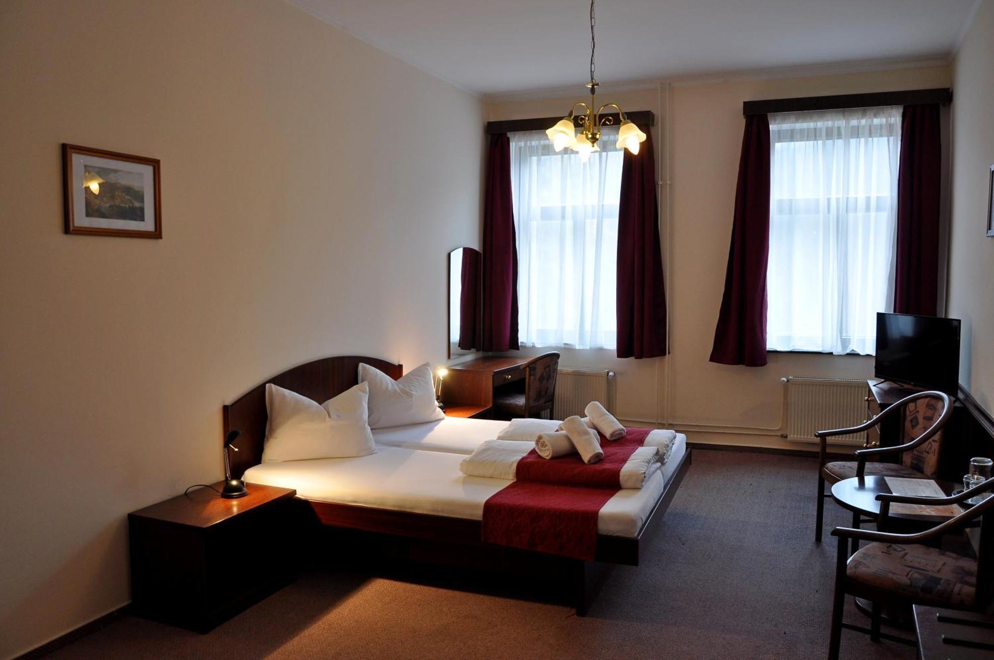 Hotel U Bileho Kone Локет Стая снимка
