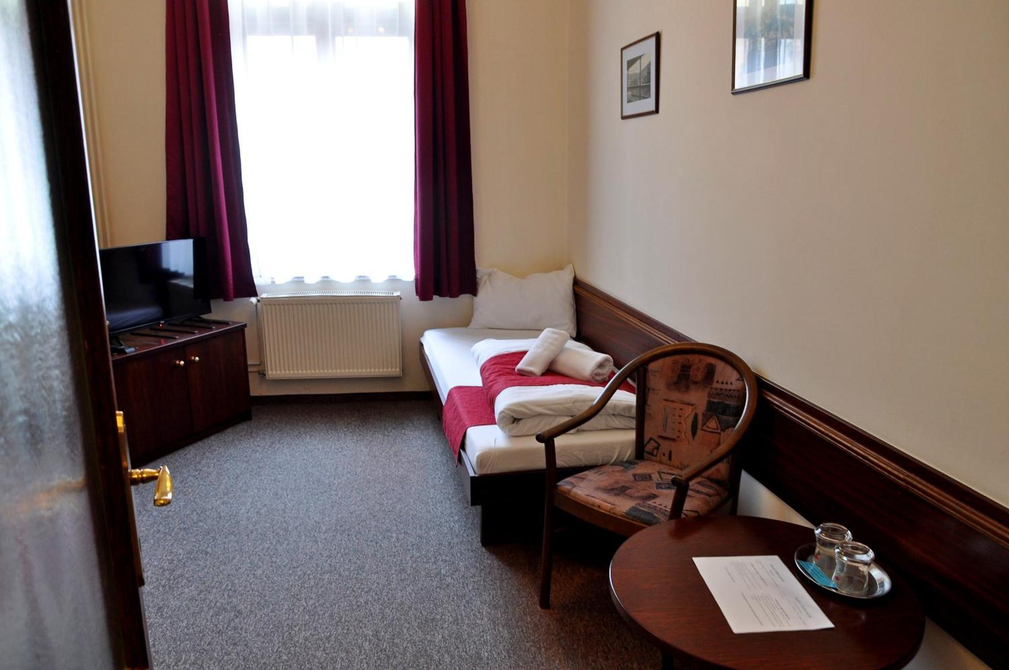 Hotel U Bileho Kone Локет Стая снимка