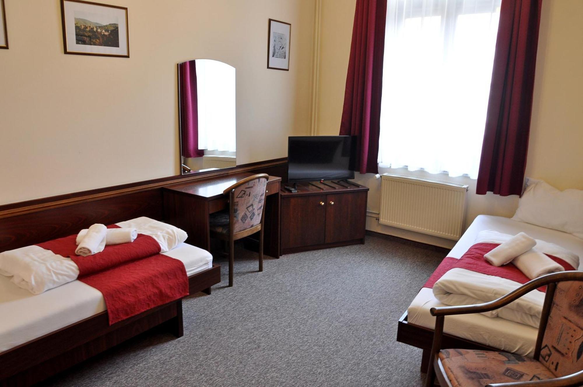 Hotel U Bileho Kone Локет Стая снимка