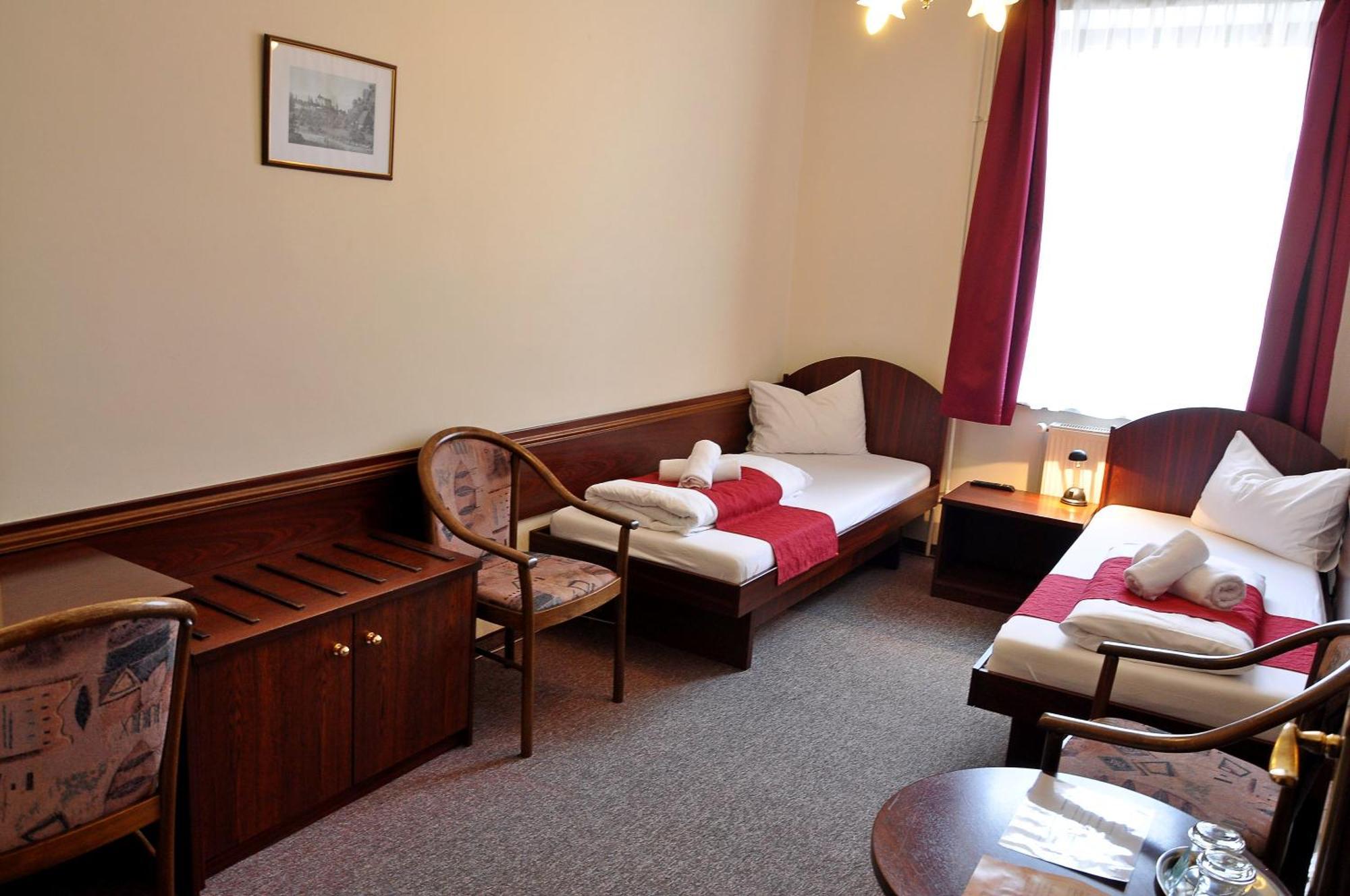 Hotel U Bileho Kone Локет Стая снимка